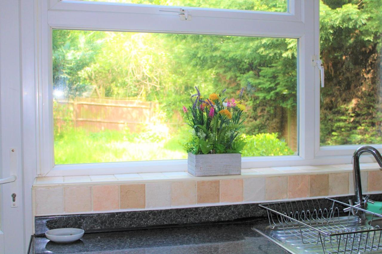 Homely And Budget Friendly 3 Bed House Sleeps 6 Free Parking! Milton Keynes Extérieur photo